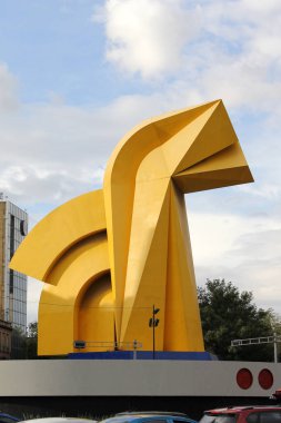 Mexico City, Meksika - 23 Ağustos 2023: CDMX 'te Paseo de la Reforma' da bir kavşakta El Caballito de Sebastian olarak bilinen at kafası heykeli