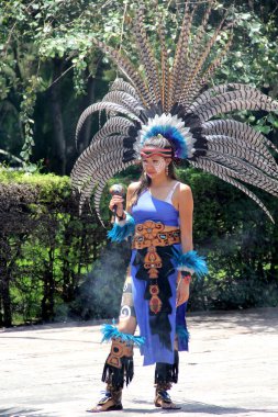 Mexico City, Mexico - 2 Ağustos 2023: CDMX 'te bulunan tanrılara tapmak için dini inançlardan esinlenilmiş İspanyol danslarının gösterimi