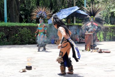 Mexico City, Mexico - 2 Ağustos 2023: CDMX 'te bulunan tanrılara tapmak için dini inançlardan esinlenilmiş İspanyol danslarının gösterimi