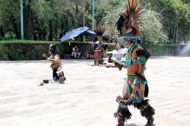Mexico City, Mexico - 2 Ağustos 2023: CDMX 'te bulunan tanrılara tapmak için dini inançlardan esinlenilmiş İspanyol danslarının gösterimi
