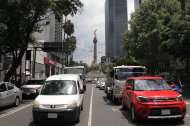 Mexico City, Mexico - 23 Ağustos 2023: Bağımsızlık Anıtı, CDMX 'in simgesel bir simgesidir. Kanatlı Zafer Heykeli 'nin Anıtmezar Sütunu