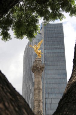 Mexico City, Mexico - 23 Ağustos 2023: Bağımsızlık Anıtı, CDMX 'in simgesel bir simgesidir. Kanatlı Zafer Heykeli 'nin Anıtmezar Sütunu