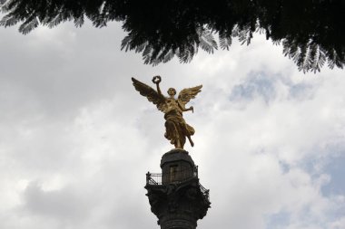 Mexico City, Mexico - 23 Ağustos 2023: Bağımsızlık Anıtı, CDMX 'in simgesel bir simgesidir. Kanatlı Zafer Heykeli 'nin Anıtmezar Sütunu