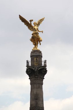 Mexico City, Mexico - 23 Ağustos 2023: Bağımsızlık Anıtı, CDMX 'in simgesel bir simgesidir. Kanatlı Zafer Heykeli 'nin Anıtmezar Sütunu