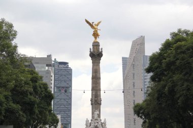 Mexico City, Mexico - 23 Ağustos 2023: Bağımsızlık Anıtı, CDMX 'in simgesel bir simgesidir. Kanatlı Zafer Heykeli 'nin Anıtmezar Sütunu