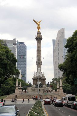 Mexico City, Mexico - 23 Ağustos 2023: Bağımsızlık Anıtı, CDMX 'in simgesel bir simgesidir. Kanatlı Zafer Heykeli 'nin Anıtmezar Sütunu