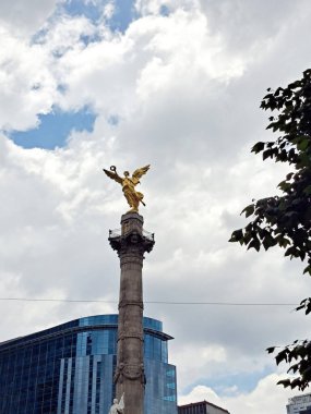 Mexico City, Mexico - 23 Ağustos 2023: Bağımsızlık Anıtı, CDMX 'in simgesel bir simgesidir. Kanatlı Zafer Heykeli 'nin Anıtmezar Sütunu