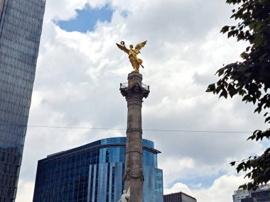 Mexico City, Mexico - 23 Ağustos 2023: Bağımsızlık Anıtı, CDMX 'in simgesel bir simgesidir. Kanatlı Zafer Heykeli 'nin Anıtmezar Sütunu