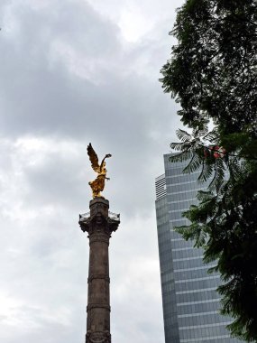 Mexico City, Mexico - 23 Ağustos 2023: Bağımsızlık Anıtı, CDMX 'in simgesel bir simgesidir. Kanatlı Zafer Heykeli 'nin Anıtmezar Sütunu