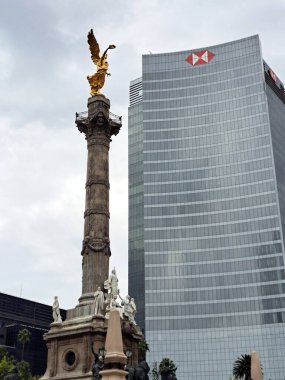 Mexico City, Mexico - 23 Ağustos 2023: Bağımsızlık Anıtı, CDMX 'in simgesel bir simgesidir. Kanatlı Zafer Heykeli 'nin Anıtmezar Sütunu