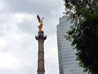 Mexico City, Mexico - 23 Ağustos 2023: Bağımsızlık Anıtı, CDMX 'in simgesel bir simgesidir. Kanatlı Zafer Heykeli 'nin Anıtmezar Sütunu