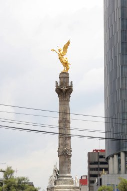 Mexico City, Mexico - 23 Ağustos 2023: Bağımsızlık Anıtı, CDMX 'in simgesel bir simgesidir. Kanatlı Zafer Heykeli 'nin Anıtmezar Sütunu