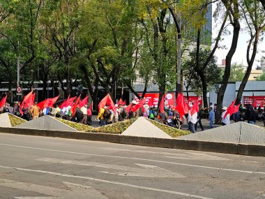 Mexico City, Meksika - 31 Ocak 2024: CDMX 'teki Paseo de la Reforma Bulvarı' nda işçi hakları için protesto yürüyüşü