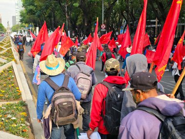 Mexico City, Meksika - 31 Ocak 2024: CDMX 'teki Paseo de la Reforma Bulvarı' nda işçi hakları için protesto yürüyüşü