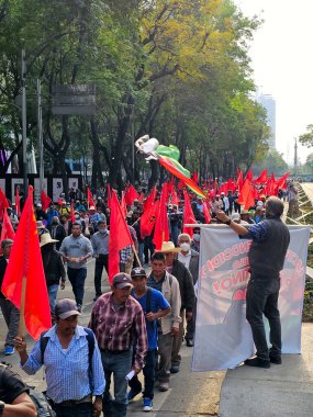 Mexico City, Meksika - 31 Ocak 2024: CDMX 'teki Paseo de la Reforma Bulvarı' nda işçi hakları için protesto yürüyüşü