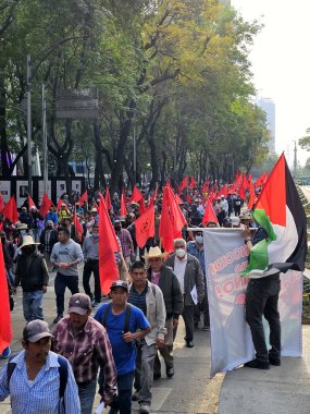 Mexico City, Meksika - 31 Ocak 2024: CDMX 'teki Paseo de la Reforma Bulvarı' nda işçi hakları için protesto yürüyüşü
