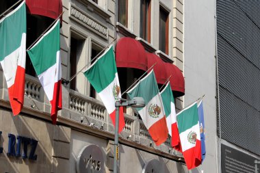 Mexico City, Mexico - 6 Eylül 2023: Meksika 'nın Bağımsızlık Günü' nü kutlamak için Eylül ayında Meksika sokaklarını süsleyen Meksika bayrakları