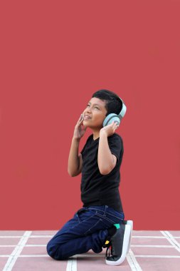 9 yaşındaki esmer tenli Latin çocuk otizm için gürültü yalıtımlı kulaklık kullanıyor, yalnızlık içinde sakinleşiyor, Asperger sendromunu kontrol ediyor.