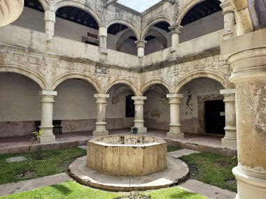 Zempoala, Hidalgo, Meksika - 14 Şubat 2024: Tapınak ve eski Todos los Santos manastırı Hidalgo 'daki Meksika büyülü kasabası Zempoala' da