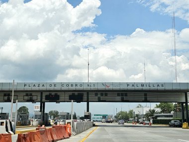 San Juan del Rio, Queretaro, Meksika - 28 Temmuz 2024: Queretaro otoyolu üzerindeki Palmillas gişesi yoldan geçen araçlara ücret alıyor