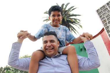 Boşanmış bekar bir baba, 9 yaşındaki koyu tenli Latin oğlunu omuzlarında taşır. Babalar Günü 'nü birlikte geçirir ve oynar.