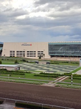 Mexico City, Mexico - 22 Temmuz 2023: The Hipodromo de las Americas y Centro de Convenciones Citibanamex CDMX 'teki safkan atlar ve çeyrek atlar için bir yarış pisti.