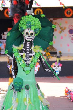 İhuatanejo, Guerrero, Meksika - 31 Ekim 2024: La Catrina, Ölüler Günü 'nü kutlamak için yapılan bir adak töreninde Meksika' nın ölümle ilgili görüntüsü