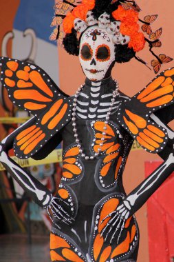 İhuatanejo, Guerrero, Meksika - 31 Ekim 2024: La Catrina, Ölüler Günü 'nü kutlamak için yapılan bir adak töreninde Meksika' nın ölümle ilgili görüntüsü