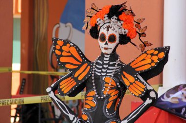 İhuatanejo, Guerrero, Meksika - 31 Ekim 2024: La Catrina, Ölüler Günü 'nü kutlamak için yapılan bir adak töreninde Meksika' nın ölümle ilgili görüntüsü