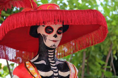 İhuatanejo, Guerrero, Meksika - 31 Ekim 2024: La Catrina, Ölüler Günü 'nü kutlamak için yapılan bir adak töreninde Meksika' nın ölümle ilgili görüntüsü