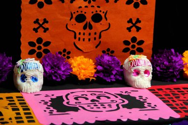 Meksika Ölüler Günü, Kasım 'da dönen aile üyelerinin ruhlarını onurlandırır. Meksika' da gelenek ve gelenek, yeraltı dünyasını çiçekler, kafatasları ve manzara ile temsil eder.