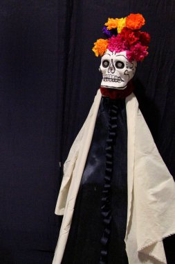 Ölülerin sunağı, Ölüler Günü 'nün Meksika geleneği, yiyecekler, mumlar, çiçekler, kafatasları ve katrinalar ölen azizlerin dönüşünün sembolü olarak sunuluyor.