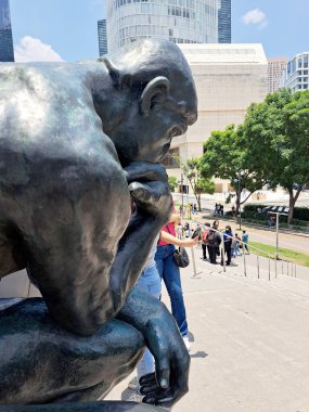 Mexico City, Meksika - 19 Temmuz 2023: Soumaya Müzesi 'nde Auguste Rodin' in Düşünen Adam adlı eseri Cehennemin Kapısı önünde meditasyon yapan Dante 'yi temsil ediyor.