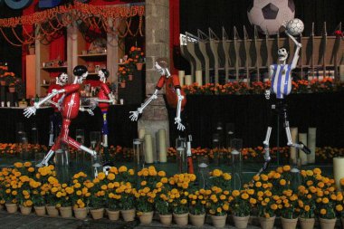 Mexico City, Meksika - 27 Ekim 2023: Coyoacan Belediye Başkanı 'nın CDMX' teki yürüyüşünde Ölüler Günü 'nü kutlamak için futbolcuların onuruna teklif