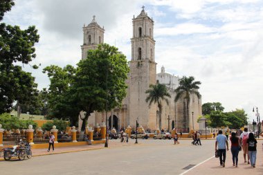 Valladolid, Yucatan, Meksika - 27 Ekim 2024: San Servacio Kilisesi Valladolid 'in merkezinde, Yuacatan Meksika' da, ana meydanın önünde