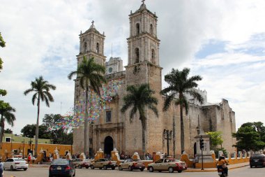 Valladolid, Yucatan, Meksika - 27 Ekim 2024: San Servacio Kilisesi Valladolid 'in merkezinde, Yuacatan Meksika' da, ana meydanın önünde