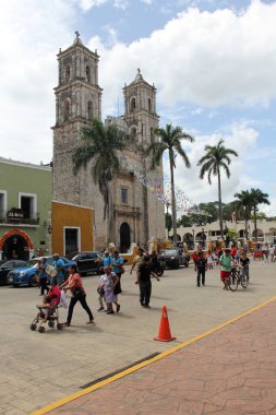 Valladolid, Yucatan, Meksika - 27 Ekim 2024: San Servacio Kilisesi Valladolid 'in merkezinde, Yuacatan Meksika' da, ana meydanın önünde