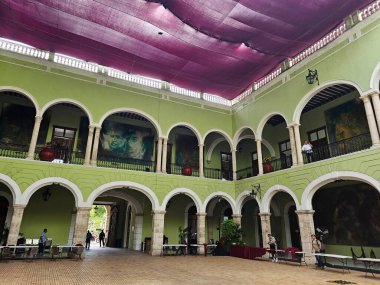 Merida, Yucatan, Meksika - 28 Ekim 2024: Merida, Yucatan merkezindeki Hükümet Sarayı, Meksika avluya ücretsiz giriş, koridorlar ve duvarlar
