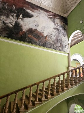 Merida, Yucatan, Meksika - 28 Ekim 2024: Merida, Yucatan merkezindeki Hükümet Sarayı, Meksika avluya ücretsiz giriş, koridorlar ve duvarlar