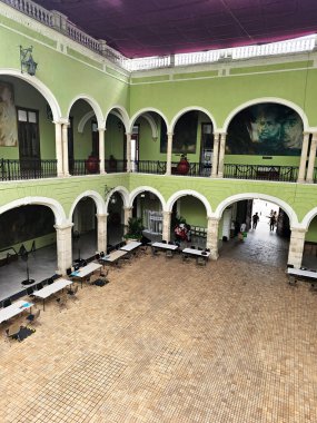 Merida, Yucatan, Meksika - 28 Ekim 2024: Merida, Yucatan merkezindeki Hükümet Sarayı, Meksika avluya ücretsiz giriş, koridorlar ve duvarlar