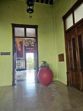 Merida, Yucatan, Meksika - 28 Ekim 2024: Merida, Yucatan merkezindeki Hükümet Sarayı, Meksika avluya ücretsiz giriş, koridorlar ve duvarlar