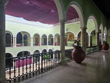 Merida, Yucatan, Meksika - 28 Ekim 2024: Merida, Yucatan merkezindeki Hükümet Sarayı, Meksika avluya ücretsiz giriş, koridorlar ve duvarlar