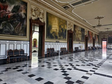 Merida, Yucatan, Meksika - 28 Ekim 2024: Merida, Yucatan merkezindeki Hükümet Sarayı, Meksika avluya ücretsiz giriş, koridorlar ve duvarlar