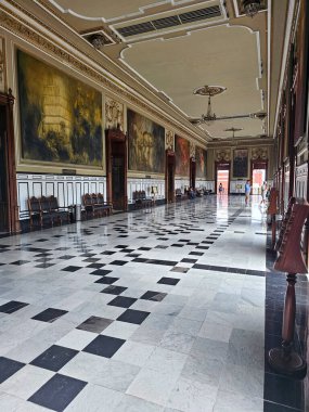 Merida, Yucatan, Meksika - 28 Ekim 2024: Merida, Yucatan merkezindeki Hükümet Sarayı, Meksika avluya ücretsiz giriş, koridorlar ve duvarlar