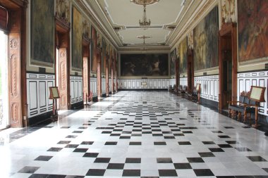 Merida, Yucatan, Meksika - 28 Ekim 2024: Merida, Yucatan merkezindeki Hükümet Sarayı, Meksika avluya ücretsiz giriş, koridorlar ve duvarlar