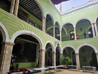 Merida, Yucatan, Meksika - 28 Ekim 2024: Merida, Yucatan merkezindeki Hükümet Sarayı, Meksika avluya ücretsiz giriş, koridorlar ve duvarlar