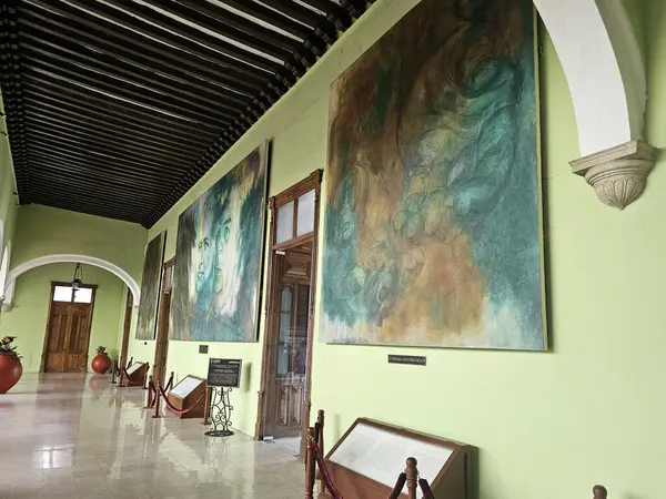 Merida, Yucatan, Meksika - 28 Ekim 2024: Merida, Yucatan merkezindeki Hükümet Sarayı, Meksika avluya ücretsiz giriş, koridorlar ve duvarlar
