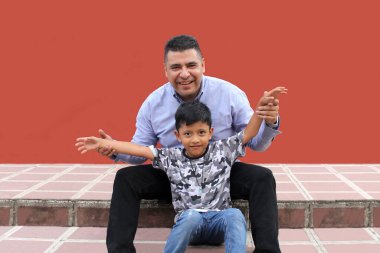 Boşanmış bekar baba, Babalar Günü 'nü kutlamak için 5 yaşındaki esmer tenli Latin oğluyla iyi vakit geçiriyor.