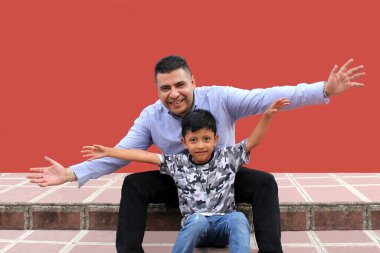 Boşanmış bekar baba, Babalar Günü 'nü kutlamak için 5 yaşındaki esmer tenli Latin oğluyla iyi vakit geçiriyor.