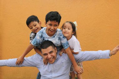 İki kahverengi Latin oğlu ve kızı olan bekar baba babalar gününü yoksulluk içinde kutlamak için birlikte vakit geçirip eğleniyor.